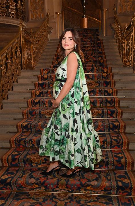 jenna coleman nackt|Jenna Coleman shares topless photo showing off gorgeous baby。